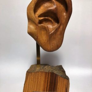 Sculpture d'oreille en bois